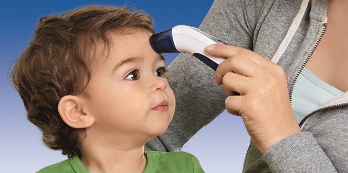 Измерение температуры тела у ребенка раннего возраста