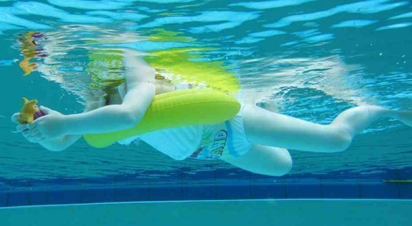 Учим ребенка плавать с кругами SWIMTRAINER