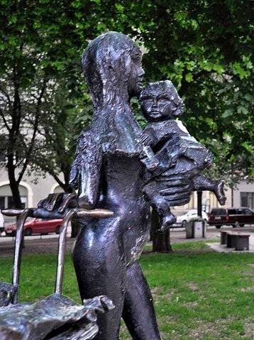 Детская коляска в живописи и скульптуре
