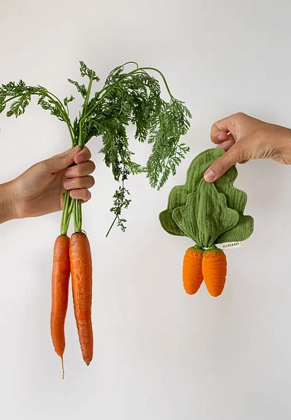 Oli&Carol игрушка-прорезыватель с комфортером Mini DouDou Cathy the Carrot - фото  6