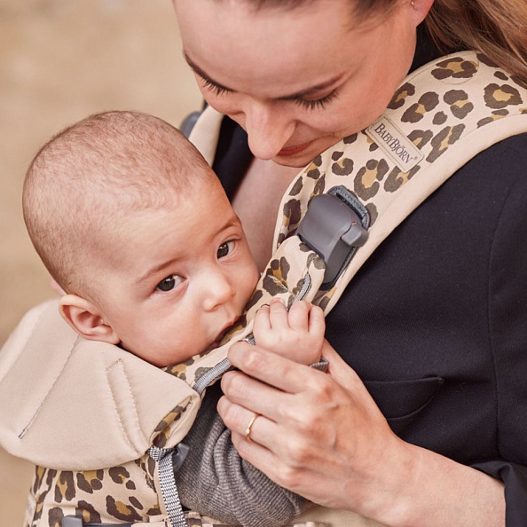 BabyBjorn рюкзак для переноски ребенка One Cotton леопард/бежевый